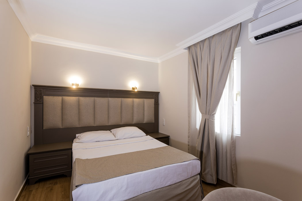 En fazla 4 yetişkin veya 3 yetişkin + 1 çocuk.