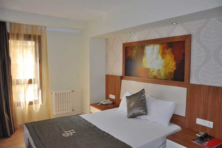 En fazla 2 yetişkin + 1 bebek (0-2 yaş).