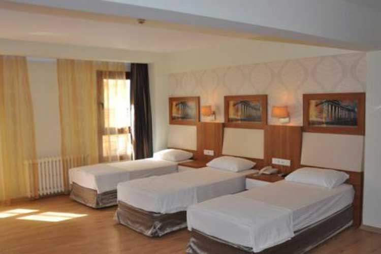 En fazla 3 yetişkin + 1 bebek (0-2 yaş).