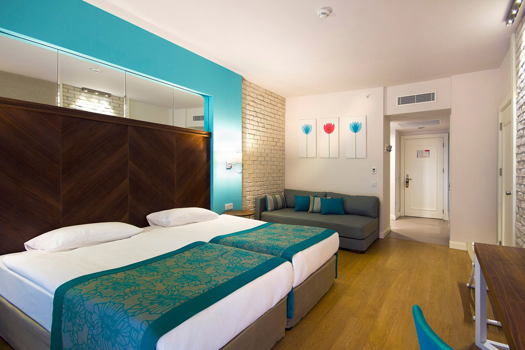 En az 2 yetişkin, En fazla 3 yetişkin + 1 çocuk + 1 bebek (0-2 yaş) veya 2 yetişkin + 2 çocuk + 1 bebek (0-2 yaş).