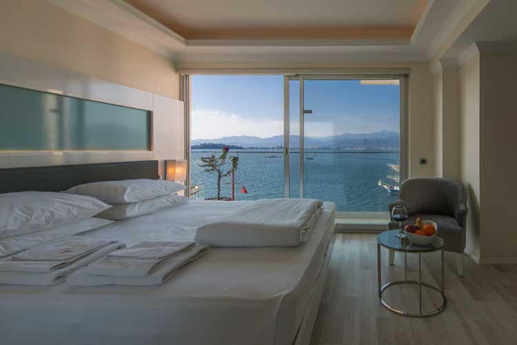 En fazla 2 yetişkin.