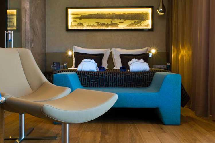 En fazla 2 yetişkin + 1 bebek (0-2 yaş).