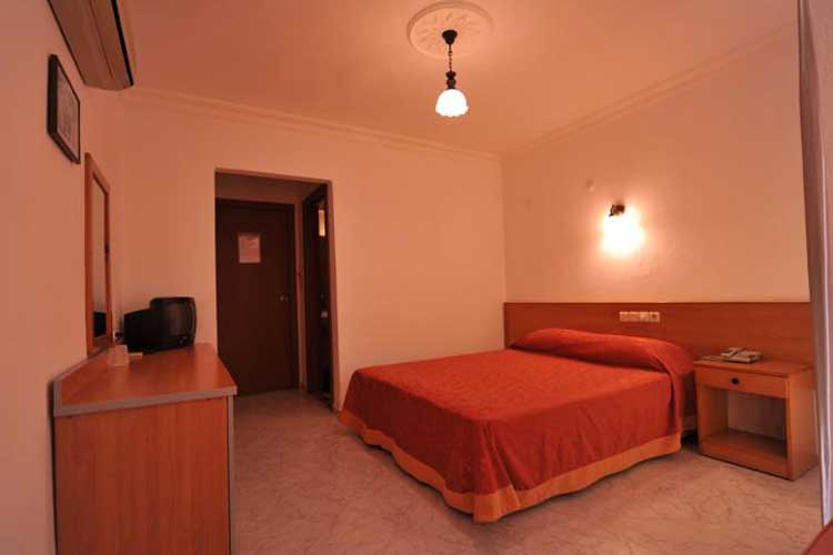 En fazla 2 yetişkin + 1 bebek (0-2 yaş).