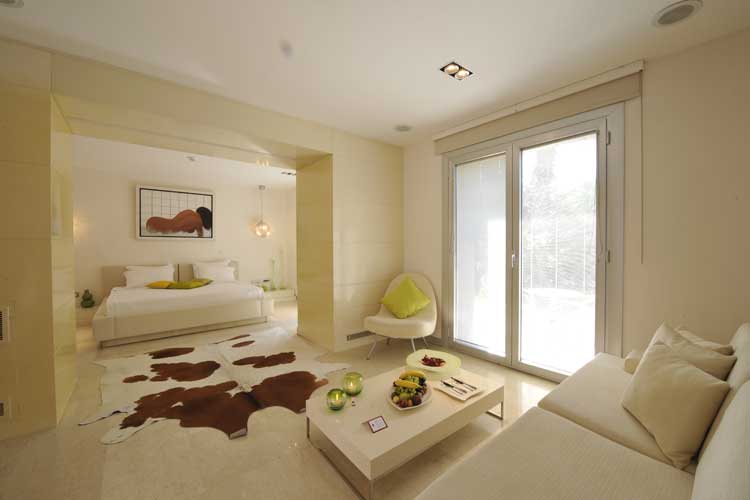 En fazla 3 yetişkin.