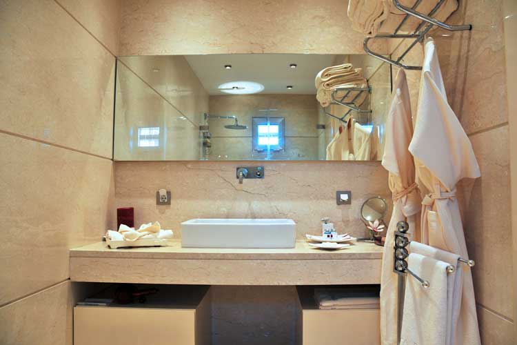 En fazla 3 yetişkin.