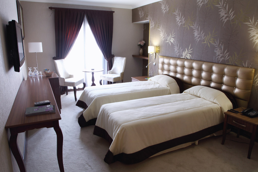 En az 2 yetişkin, En fazla 2 yetişkin.