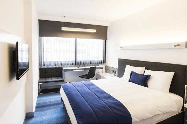 En fazla 2 yetişkin.