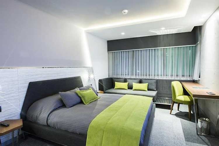 En fazla 2 yetişkin.