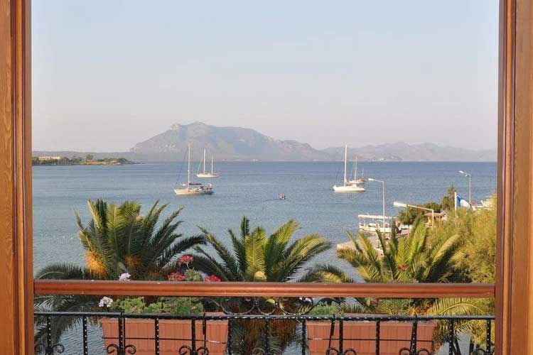 En fazla 2 yetişkin + 1 bebek (0-2 yaş).