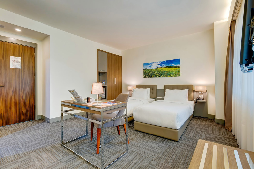 En az 2 yetişkin, En fazla 2 yetişkin.