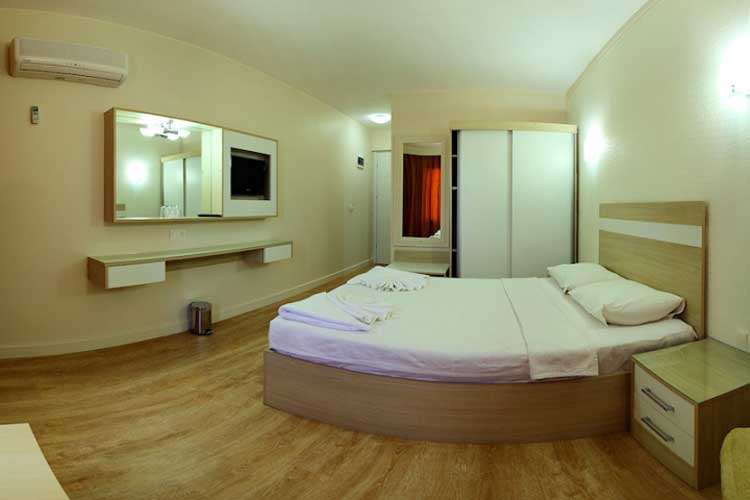 En fazla 2 yetişkin + 1 çocuk veya 1 yetişkin + 1 çocuk.