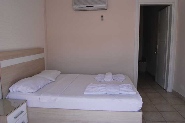 En az 3 yetişkin, En fazla 4 yetişkin veya 3 yetişkin + 1 çocuk.