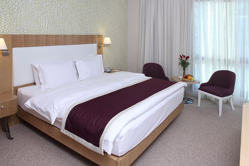 En fazla 3 yetişkin + 1 bebek (0-2 yaş).