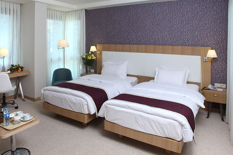 En az 2 yetişkin, En fazla 3 yetişkin.