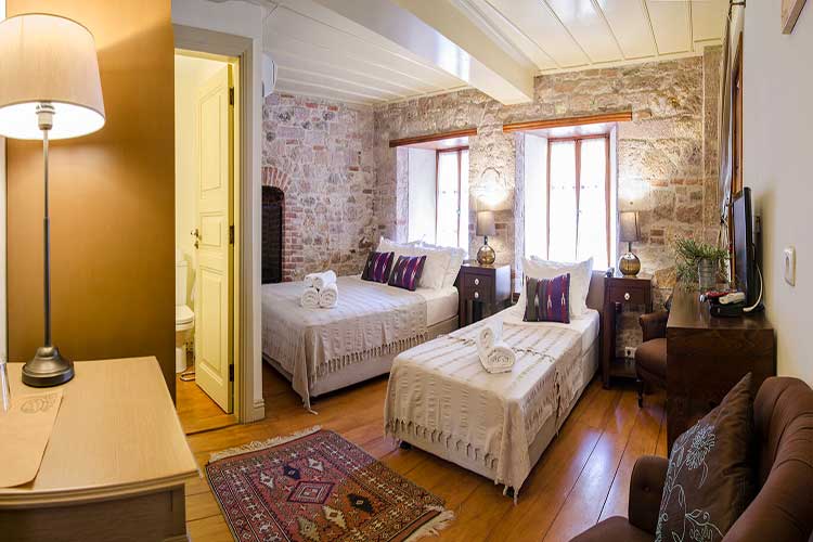 En fazla 3 yetişkin.