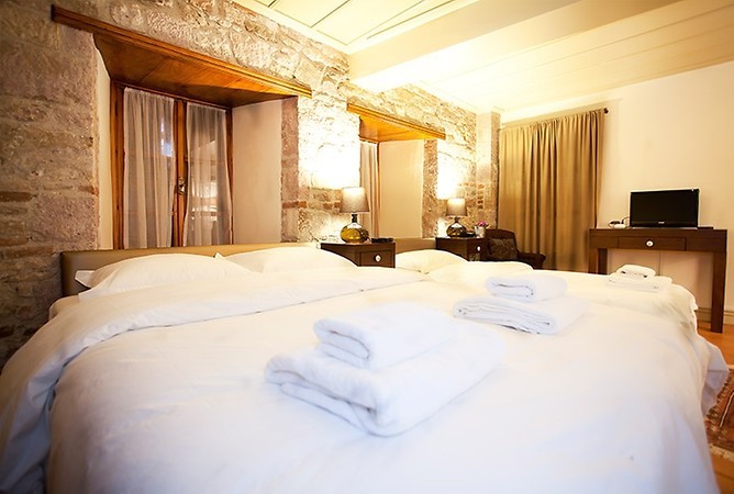 En az 4 yetişkin, En fazla 4 yetişkin.