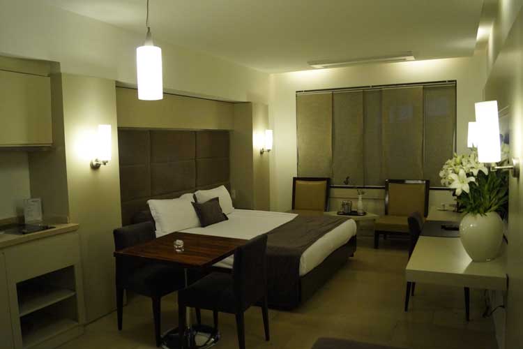 En fazla 3 yetişkin.