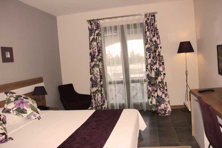 En fazla 3 yetişkin veya 2 yetişkin + 1 çocuk.