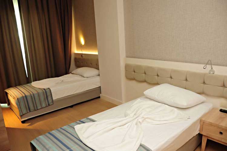 En az 2 yetişkin, En fazla 4 yetişkin veya 3 yetişkin + 1 çocuk.