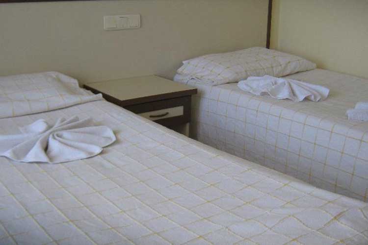 En az 2 yetişkin, En fazla 2 yetişkin.