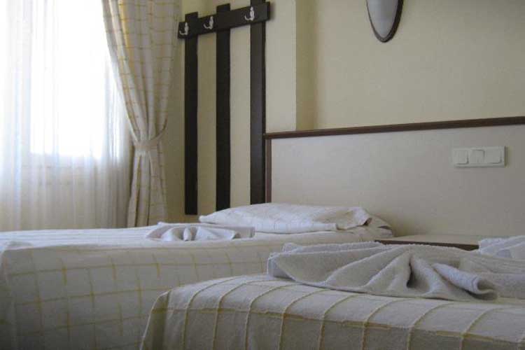 En az 3 yetişkin, En fazla 3 yetişkin.