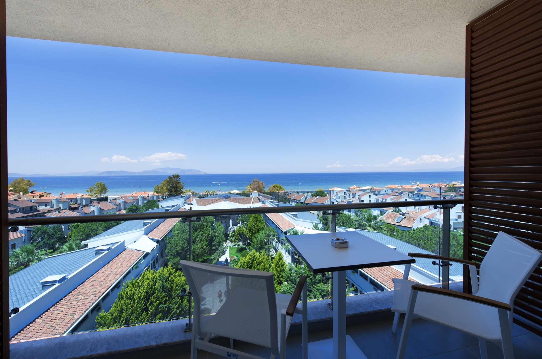 En fazla 3 yetişkin veya 2 yetişkin + 1 çocuk.