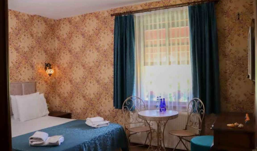 En fazla 2 yetişkin + 1 bebek (0-2 yaş) veya 1 yetişkin + 1 çocuk + 1 bebek (0-2 yaş).