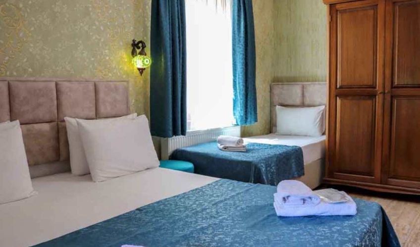 En fazla 3 yetişkin.