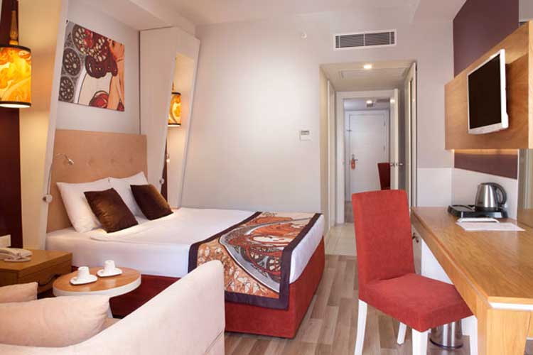 En fazla 3 yetişkin veya 2 yetişkin + 1 çocuk.