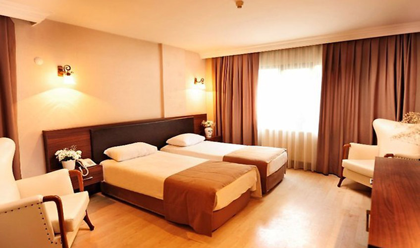 En fazla 3 yetişkin.