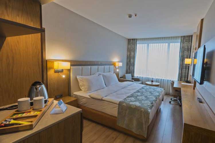 En fazla 2 yetişkin.