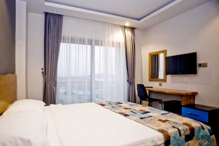 En az 2 yetişkin, En fazla 4 yetişkin.