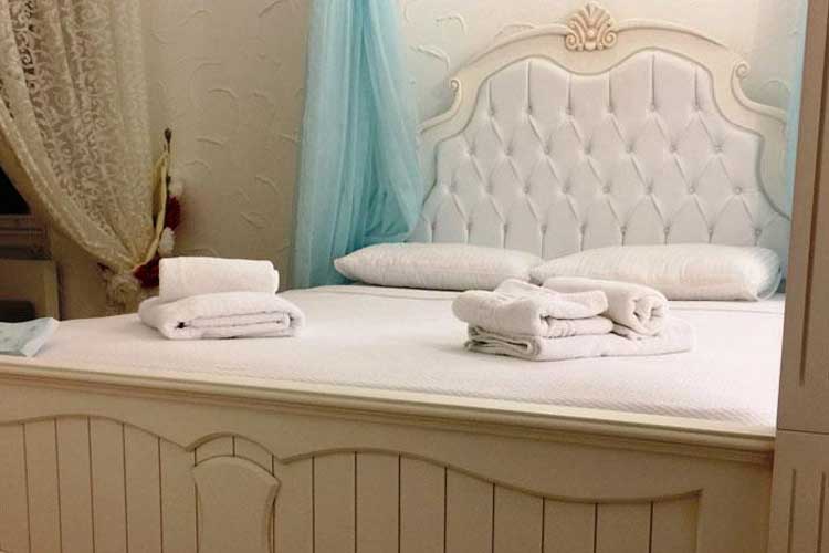 En az 3 yetişkin, En fazla 3 yetişkin.