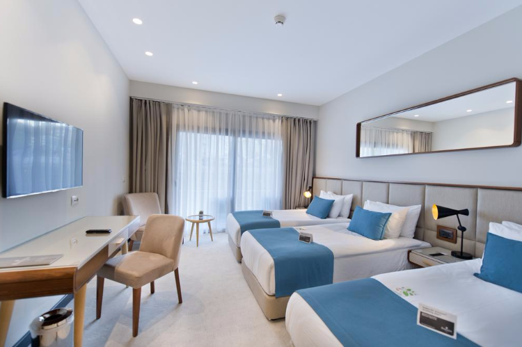 En fazla 3 yetişkin veya 2 yetişkin + 1 çocuk.