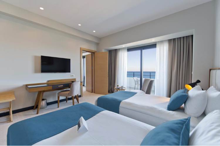 En fazla 3 yetişkin veya 2 yetişkin + 1 çocuk.