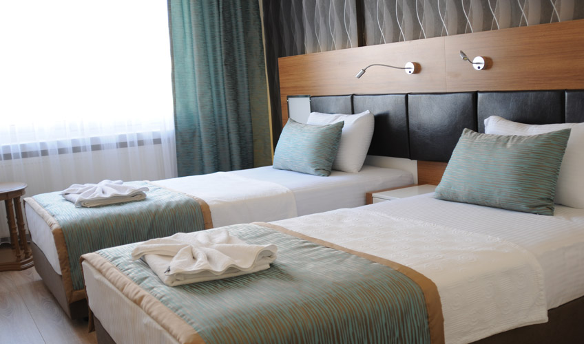 En fazla 2 yetişkin + 1 bebek (0-2 yaş) veya 1 yetişkin + 1 çocuk + 1 bebek (0-2 yaş).