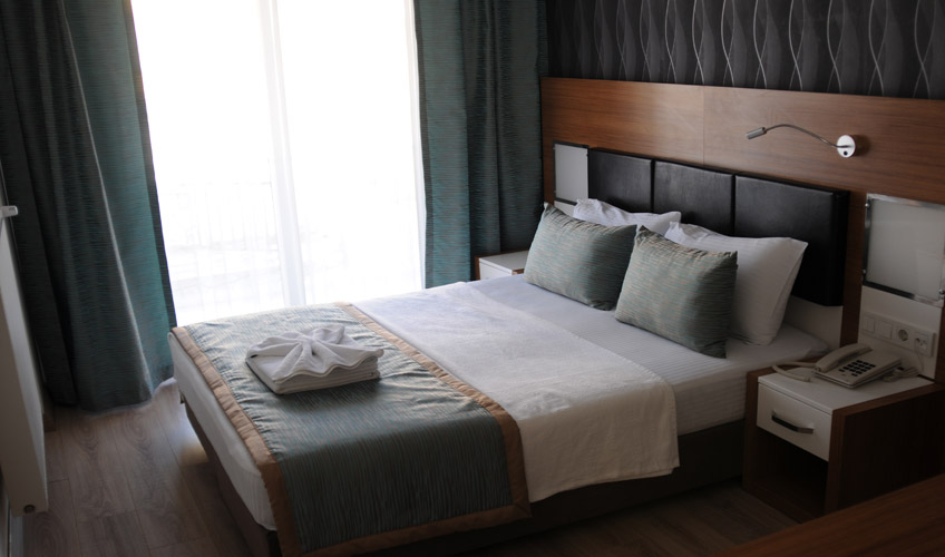 En fazla 2 yetişkin + 1 bebek (0-2 yaş) veya 1 yetişkin + 1 çocuk + 1 bebek (0-2 yaş).