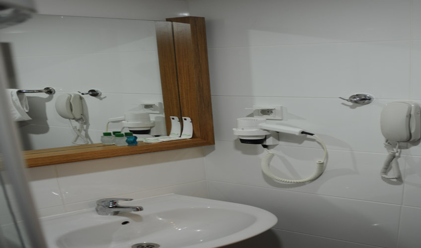 En fazla 1 yetişkin + 1 bebek (0-2 yaş).