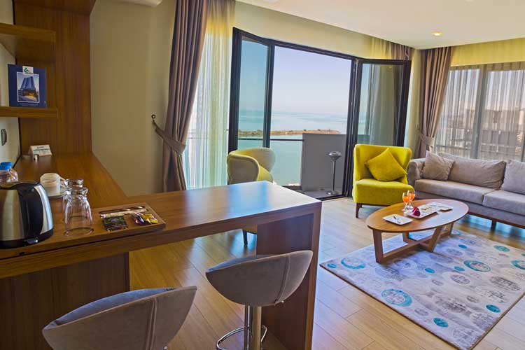 En fazla 4 yetişkin + 1 bebek (0-2 yaş) veya 3 yetişkin + 1 çocuk + 1 bebek (0-2 yaş).