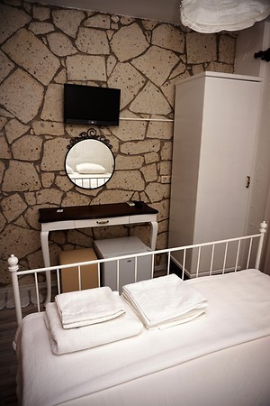 En fazla 3 yetişkin.