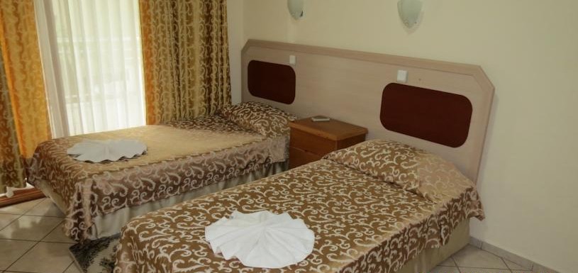 En fazla 3 yetişkin.