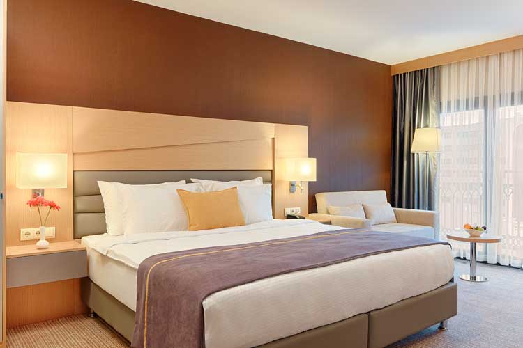 En fazla 2 yetişkin.