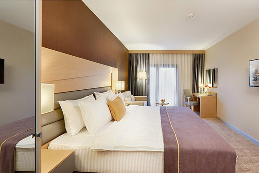 En fazla 3 yetişkin.