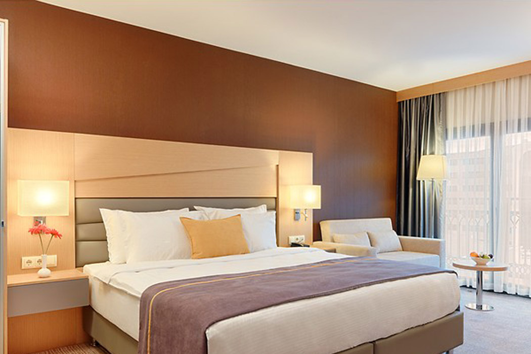 En fazla 3 yetişkin.