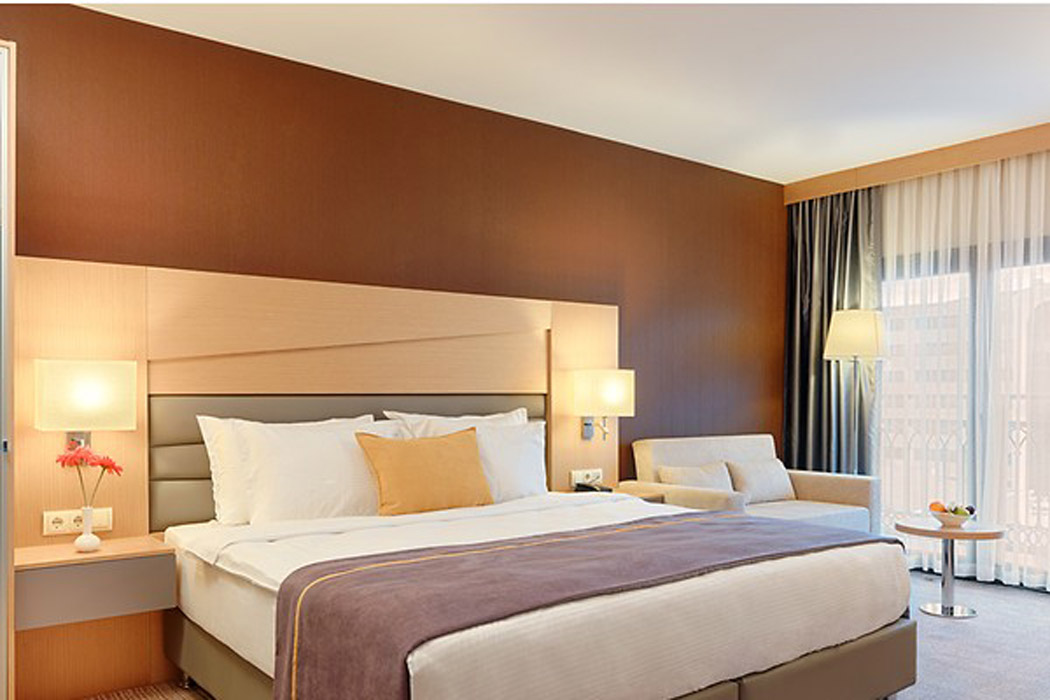 En fazla 3 yetişkin.