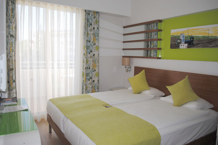 En fazla 2 yetişkin.