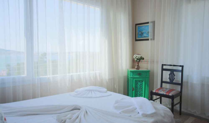 En fazla 2 yetişkin + 1 bebek (0-2 yaş) veya 1 yetişkin + 1 çocuk + 1 bebek (0-2 yaş).