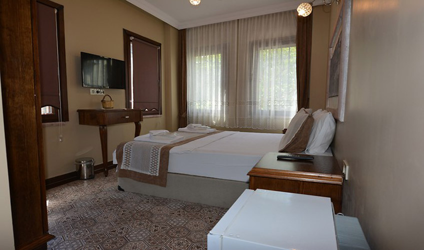 En fazla 2 yetişkin veya 1 yetişkin + 1 çocuk.