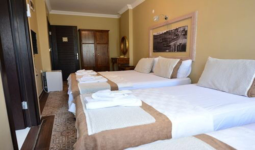 En fazla 4 yetişkin + 1 bebek (0-2 yaş).