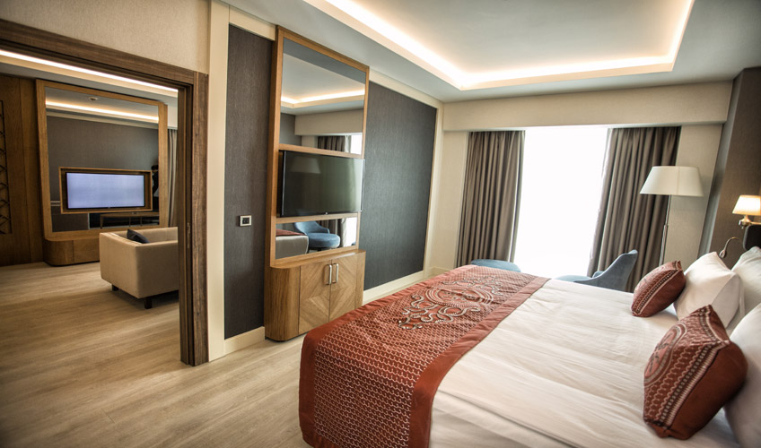 En fazla 3 yetişkin.